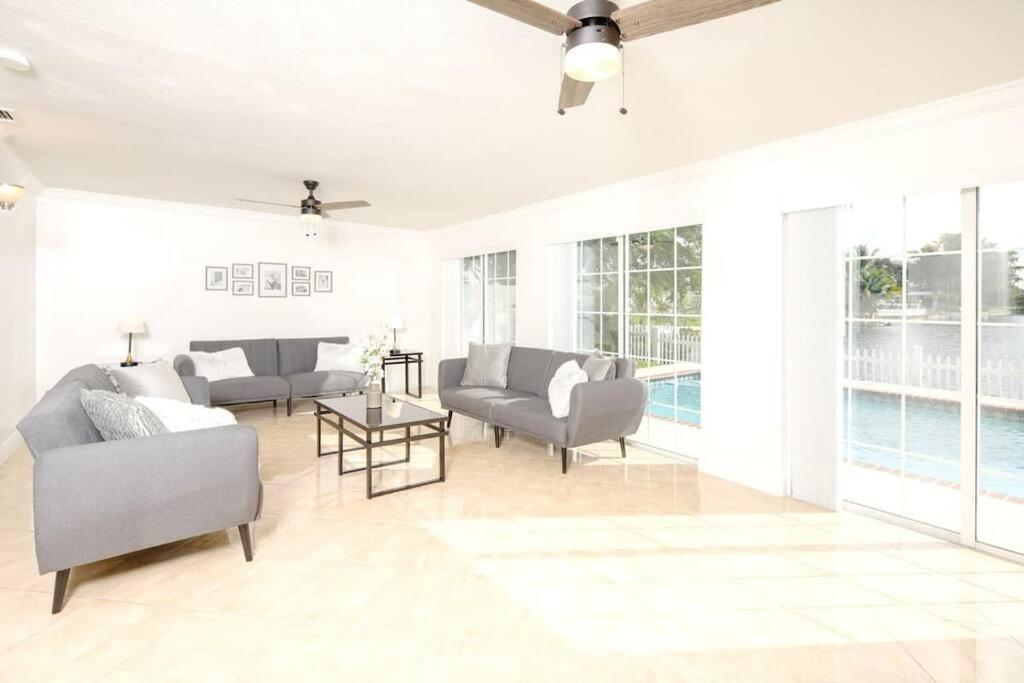 Stunning Lake-Front Villa With Pool & Spa Pembroke Pines Exterior photo