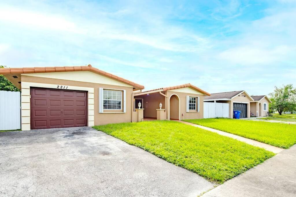 Stunning Lake-Front Villa With Pool & Spa Pembroke Pines Exterior photo