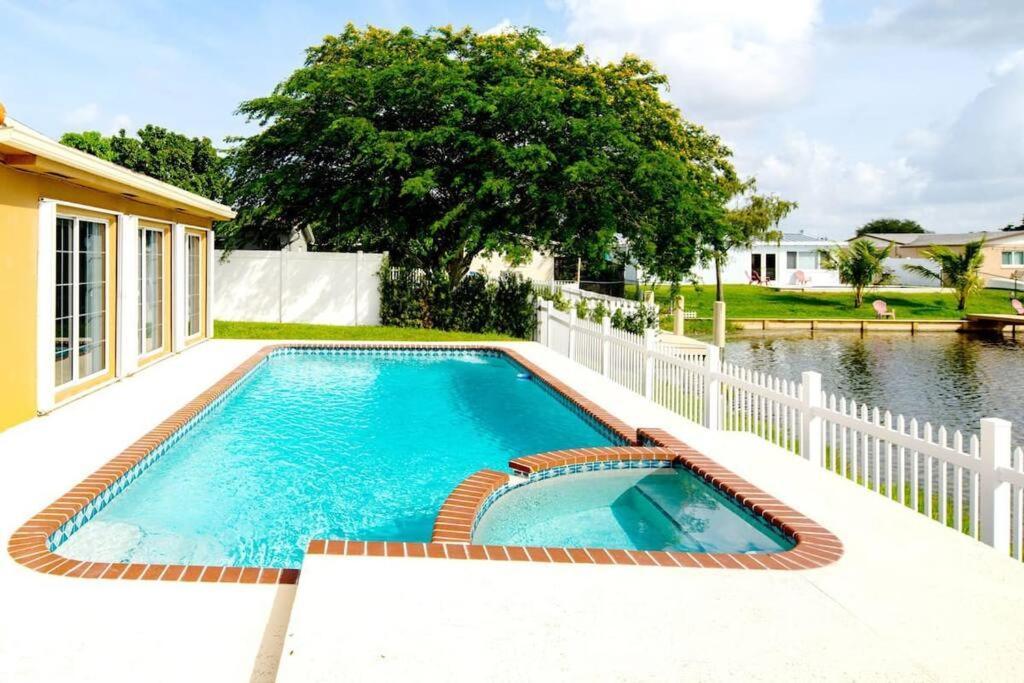 Stunning Lake-Front Villa With Pool & Spa Pembroke Pines Exterior photo