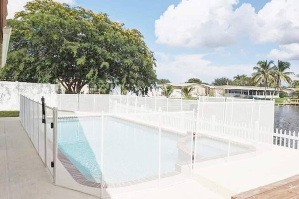 Stunning Lake-Front Villa With Pool & Spa Pembroke Pines Exterior photo